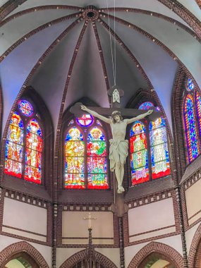 Gliwice, Polonya, 24 Haziran 2025: Gliwice Saints Peter ve Paul Katedrali. Lekeli cam pencereler ve sunağın üstünde bir haç..