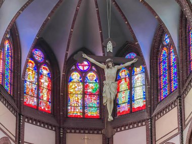 Gliwice, Polonya, 24 Haziran 2025: Gliwice Saints Peter ve Paul Katedrali. Lekeli cam pencereler ve sunağın üstünde bir haç..