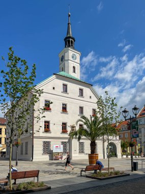 Gliwice, Polonya, 25 Haziran 2025: Gliwice, Polonya 'da belediye binası ile pazar meydanı.