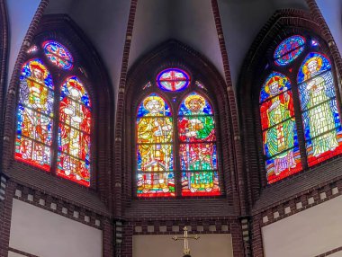 Gliwice, Polonya, 24 Haziran 2025: Gliwice Saints Peter ve Paul Katedrali. Ana sunağın üstündeki leke camlı pencereler, Havariler Aziz Peter ve Paul.
