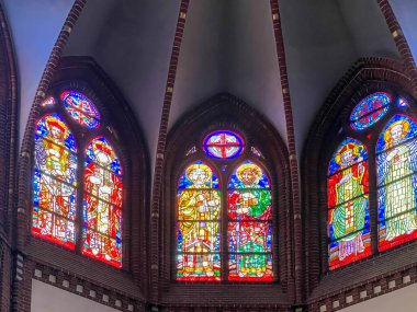 Gliwice, Polonya, 24 Haziran 2025: Gliwice Saints Peter ve Paul Katedrali. Ana sunağın üstündeki leke camlı pencereler, Havariler Aziz Peter ve Paul.