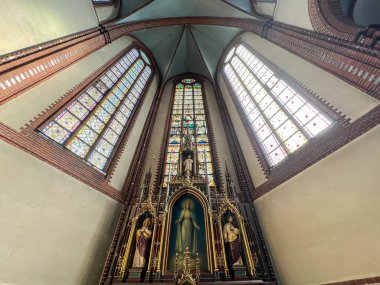 Gliwice, Polonya, 24 Haziran 2025: Gliwice Saints Peter ve Paul Katedrali. İç mekan, sunak, Mary on iki yıldızlı..
