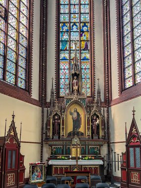 Gliwice, Polonya, 24 Haziran 2025: Gliwice Saints Peter ve Paul Katedrali. İç, yan sunak, İsa 'nın Kutsal Kalbi.
