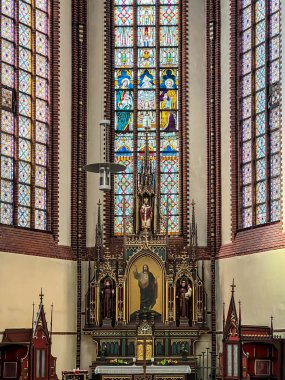 Gliwice, Polonya, 24 Haziran 2025: Gliwice Saints Peter ve Paul Katedrali. İç, yan sunak, İsa 'nın Kutsal Kalbi.