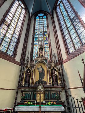 Gliwice, Polonya, 24 Haziran 2025: Gliwice Saints Peter ve Paul Katedrali. İç, yan sunak, İsa 'nın Kutsal Kalbi.