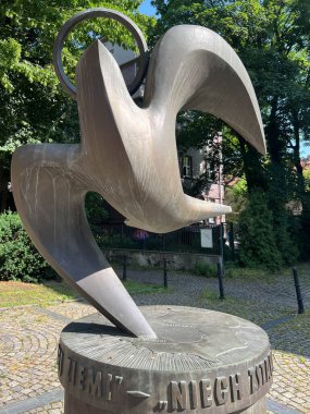 Gliwice, Polonya, 25 Haziran 2025: Papa 2. John Paul 'un Gliwice, Polonya' daki Aziz Peter ve Paul Katedrali 'nin yanına yaptığı ziyaretin anısına dikildi..