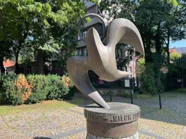 Gliwice, Polonya, 25 Haziran 2025: Papa 2. John Paul 'un Gliwice, Polonya' daki Aziz Peter ve Paul Katedrali 'nin yanına yaptığı ziyaretin anısına dikildi..