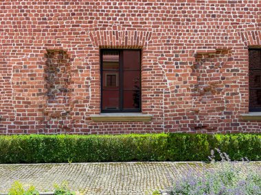 Rudy 'deki saray kompleksi ve manastır. Tuğla duvar arka planda bahçeyle birlikte iç avludan görülebiliyor. Polonya.