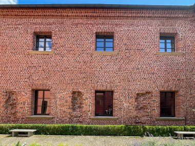 Rudy 'deki saray kompleksi ve manastır. Tuğla duvar arka planda bahçeyle birlikte iç avludan görülebiliyor. Polonya.