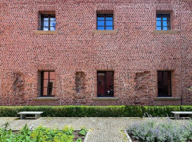 Rudy 'deki saray kompleksi ve manastır. Tuğla duvar arka planda bahçeyle birlikte iç avludan görülebiliyor. Polonya.