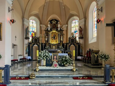 Raciborz, Polonya, 24 Haziran 2025: St. Kilisesi İçişleri Raciborz-Brzezie, Polonya 'da Havariler Matthew ve Matthias. Ana gövde.