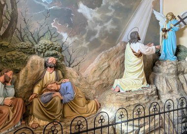 Raciborz, Polonya, 24 Haziran 2025: St. Kilisesi İçişleri Raciborz-Brzezie, Polonya 'da Havariler Matthew ve Matthias. Sahne, Yüce İsa 'nın Gethsemane Bahçesi' nde dua edişini betimliyor..