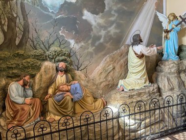 Raciborz, Polonya, 24 Haziran 2025: St. Kilisesi İçişleri Raciborz-Brzezie, Polonya 'da Havariler Matthew ve Matthias. Sahne, Yüce İsa 'nın Gethsemane Bahçesi' nde dua edişini betimliyor..