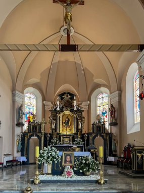 Raciborz, Polonya, 24 Haziran 2025: St. Kilisesi İçişleri Raciborz-Brzezie, Polonya 'da Havariler Matthew ve Matthias. Ana gövde.