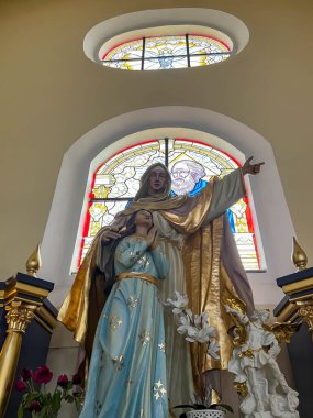 Raciborz, Polonya, 24 Haziran 2025: St. Kilisesi İçişleri Raciborz-Brzezie, Polonya 'da Havariler Matthew ve Matthias. Kalıntıları içeren kutuların yanındaki şekiller.