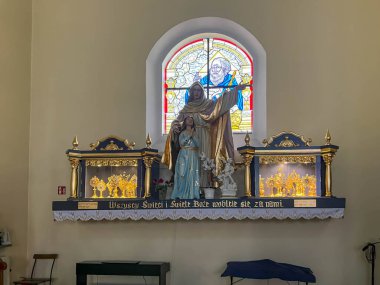 Raciborz, Polonya, 24 Haziran 2025: St. Kilisesi İçişleri Raciborz-Brzezie, Polonya 'da Havariler Matthew ve Matthias. Azizlerin kalıntıları ile davaları göster.