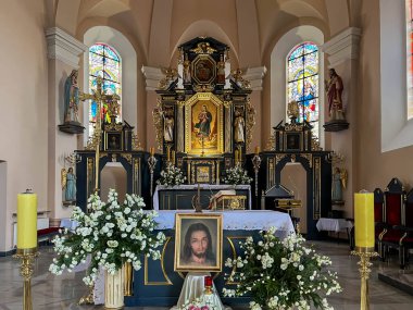 Raciborz, Polonya, 24 Haziran 2025: St. Kilisesi İçişleri Raciborz-Brzezie, Polonya 'da Havariler Matthew ve Matthias. Ana gövde.