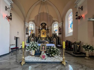 Raciborz, Polonya, 24 Haziran 2025: St. Kilisesi İçişleri Raciborz-Brzezie, Polonya 'da Havariler Matthew ve Matthias. Ana gövde.