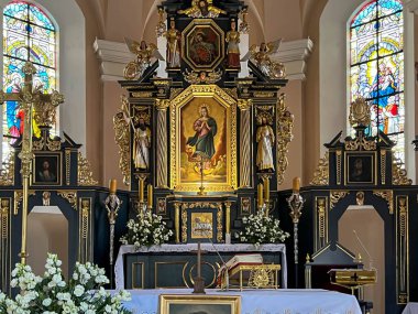 Raciborz, Polonya, 24 Haziran 2025: St. Kilisesi İçişleri Raciborz-Brzezie, Polonya 'da Havariler Matthew ve Matthias. Ana gövde.