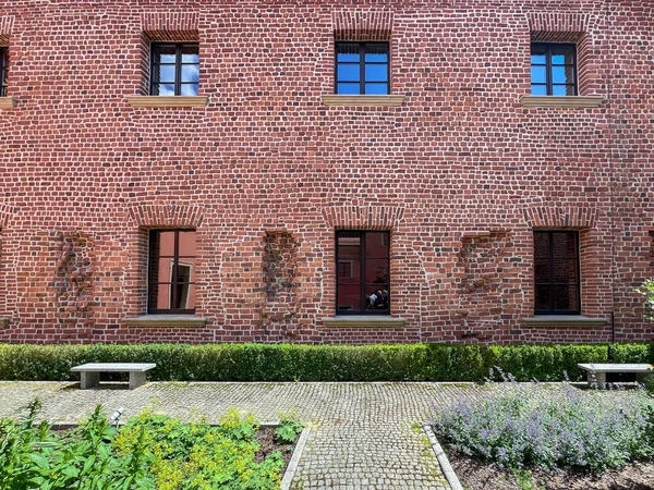 Rudy 'deki saray kompleksi ve manastır. İç avlu, manastır ve görünür tuğla duvarlar. Polonya.