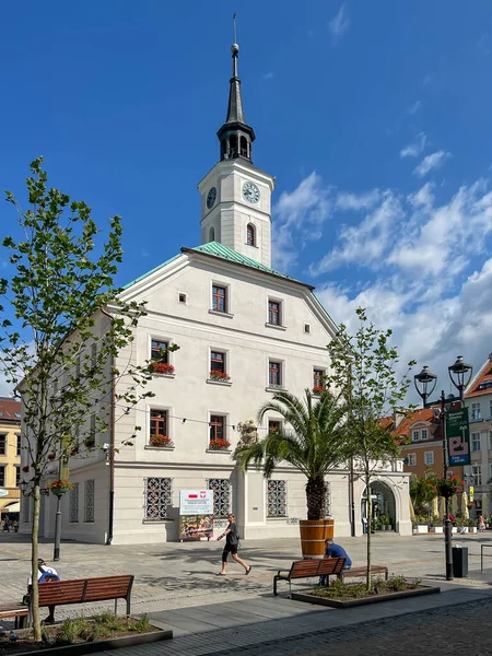 Gliwice, Polonya, 25 Haziran 2025: Gliwice, Polonya 'da belediye binası ile pazar meydanı.