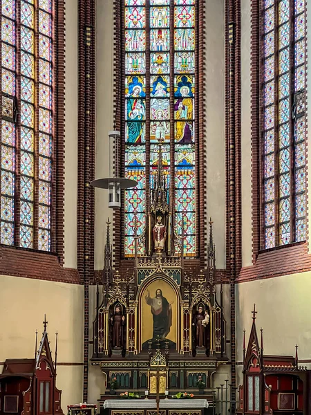Gliwice, Polonya, 24 Haziran 2025: Gliwice Saints Peter ve Paul Katedrali. İç, yan sunak, İsa 'nın Kutsal Kalbi.