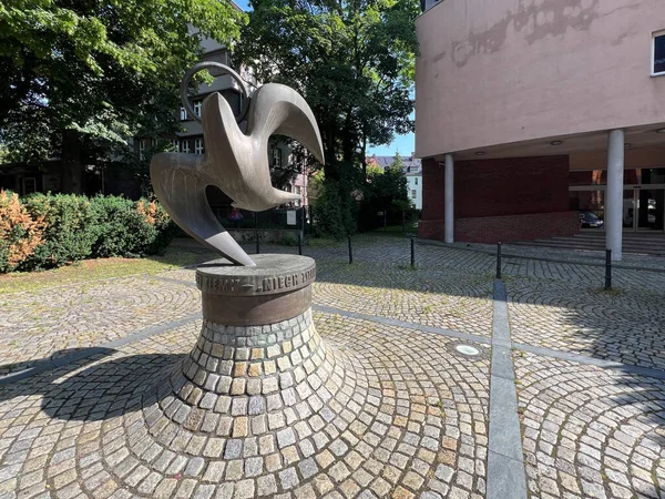 Gliwice, Polonya, 25 Haziran 2025: Papa 2. John Paul 'un Gliwice, Polonya' daki Aziz Peter ve Paul Katedrali 'nin yanına yaptığı ziyaretin anısına dikildi..