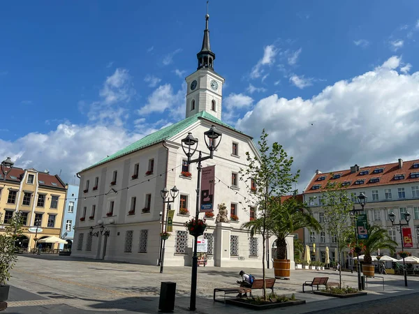 Gliwice, Polonya, 25 Haziran 2025: Gliwice, Polonya 'da belediye binası ile pazar meydanı.