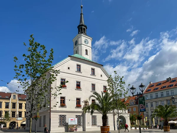 Gliwice, Polonya, 25 Haziran 2025: Gliwice, Polonya 'da belediye binası ile pazar meydanı.