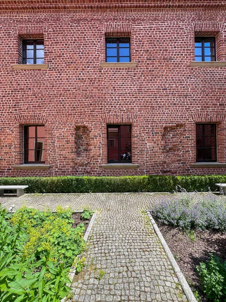 Rudy 'deki saray kompleksi ve manastır. Tuğla duvar arka planda bahçeyle birlikte iç avludan görülebiliyor. Polonya.