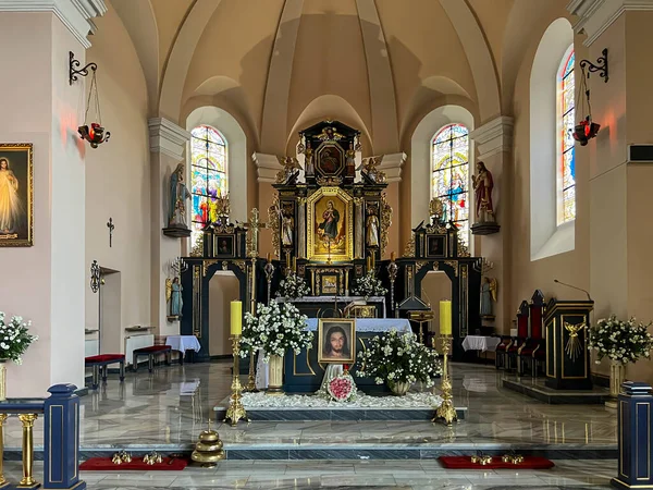 Raciborz, Polonya, 24 Haziran 2025: St. Kilisesi İçişleri Raciborz-Brzezie, Polonya 'da Havariler Matthew ve Matthias. Ana gövde.