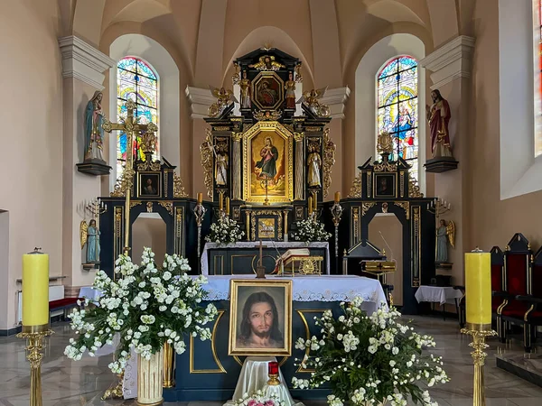 Raciborz, Polonya, 24 Haziran 2025: St. Kilisesi İçişleri Raciborz-Brzezie, Polonya 'da Havariler Matthew ve Matthias. Ana gövde.