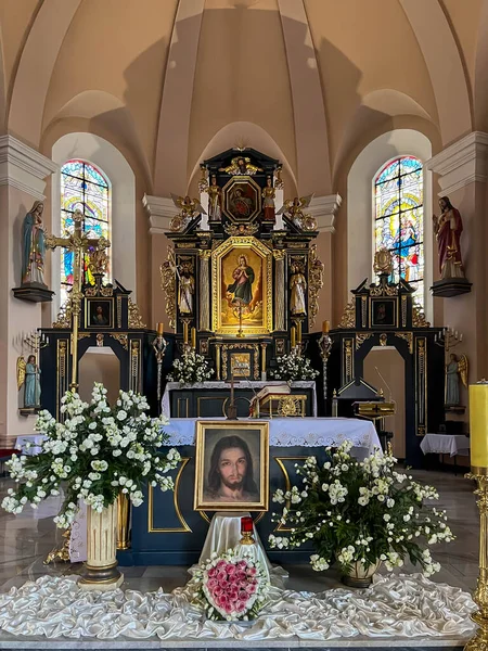 Raciborz, Polonya, 24 Haziran 2025: St. Kilisesi İçişleri Raciborz-Brzezie, Polonya 'da Havariler Matthew ve Matthias. Ana gövde.