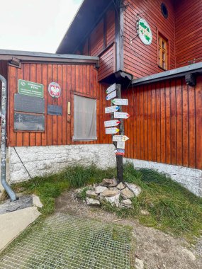 Snieznik, Polonya, 2 Eylül 2025: Doğu Sudetlerinde Snieznik 'teki Zbigniew Fastnacht Dağı Barınağı, Snieznik Massif (deniz seviyesinden 1218 metre yukarıda)).