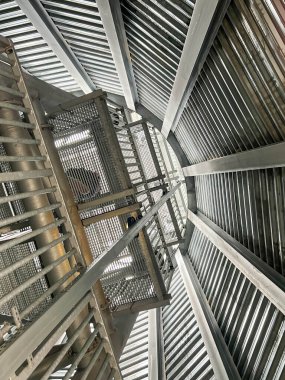 Polonya 'nın Doğu Sudetleri' ndeki Snieznik 'in zirvesine inşa edilen metal gözlem kulesinin yapısı Çek Cumhuriyeti sınırına kurulmuştur. Aşağıdan, kulenin içinden bak..