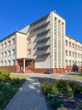 Polonya 'nın Kalety Miotek kentindeki Eğitim Kompleksi' nin çatısı ve ön cephesinde fotovoltaik kurulum).