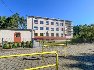 Polonya 'nın Kalety Miotek kentindeki Eğitim Kompleksi' nin çatısı ve ön cephesinde fotovoltaik kurulum).