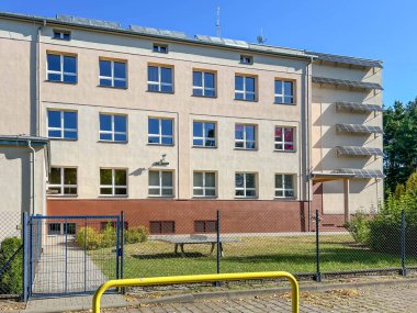 Polonya 'nın Kalety Miotek kentindeki Eğitim Kompleksi' nin çatısı ve ön cephesinde fotovoltaik kurulum).