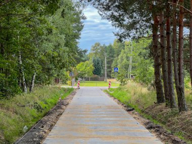 Beton bir yüzey döşeyerek toprak yolun yenilenmesi.