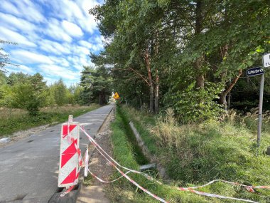 Beton bir yüzey döşeyerek toprak yolun yenilenmesi.