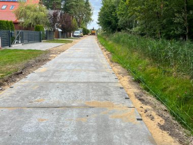 Beton bir yüzey döşeyerek toprak yolun yenilenmesi.