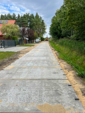 Beton bir yüzey döşeyerek toprak yolun yenilenmesi.