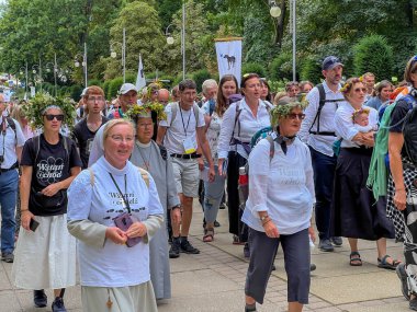 Czestochowa, Polonya, 18 Ağustos 2025: Jasna Gra zirvesinde Krakow 'dan Czestochowa' ya 34. Neşeli ve mutlu bir Dorothea grubu..