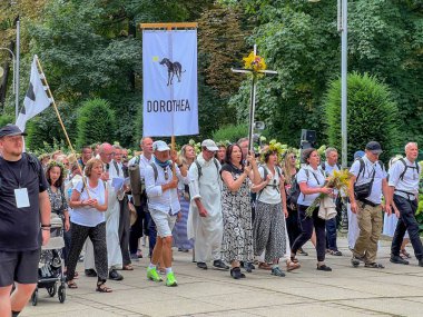 Czestochowa, Polonya, 18 Ağustos 2025: Jasna Gra zirvesinde Krakow 'dan Czestochowa' ya 34. Neşeli ve mutlu bir Dorothea grubu..