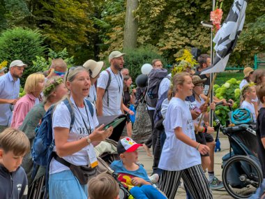 Czestochowa, Polonya, 18 Ağustos 2025: Jasna Gra zirvesinde Krakow 'dan Czestochowa' ya 34. Neşeli ve mutlu bir aile grubu..