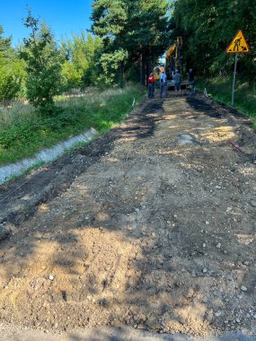 Beton bir yüzey döşeyerek toprak yolun yenilenmesi.