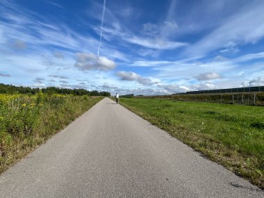 Polonya 'nın Wozniki bölgesinde bisiklet rotası olarak kullanılan A1 otoyolunun bakımı için yollar inşa edilmiştir..