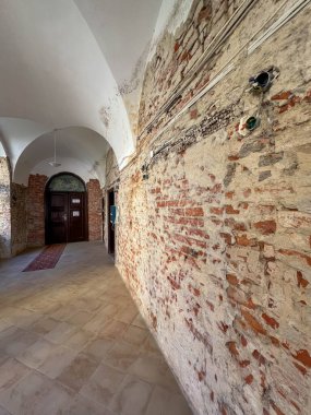 Klodzko, Polonya, 3 Eylül 2025: Polonya 'daki Klodzko, Polonya' daki Bizim Meryem Ana ve Fransisken Manastırı Kilisesinin İçi. Alçı kilise odalarının duvarlarını 2024 sel felaketinin yol açtığı hasara göre yontmuş..