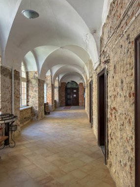 Klodzko, Polonya, 3 Eylül 2025: Polonya 'daki Klodzko, Polonya' daki Bizim Meryem Ana ve Fransisken Manastırı Kilisesinin İçi. Alçı kilise odalarının duvarlarını 2024 sel felaketinin yol açtığı hasara göre yontmuş..