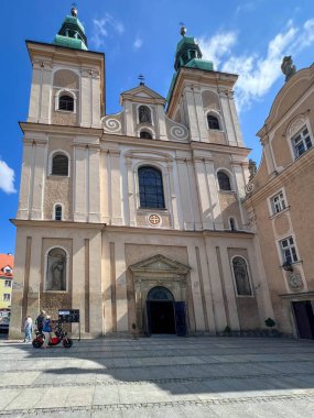 Klodzko, Polonya, 3 Eylül 2025: Polonya 'nın Klodzko kentindeki Our Lady of the Lady of the Rosary ve Fransisken Manastırı. 2024 'teki selin kanıtları duvarlarda görülüyor..